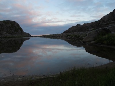 soleil de minuit sur l'étang de Paradiset. Iles Lofoten Norvège du Nord soleil de minuit sur l'étang de Paradiset. Iles Lofoten Norvège du Nord