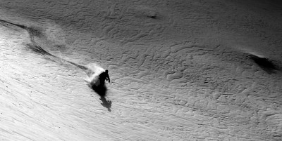 Plaisir solitaire d'une descente poudrée... L'empreinte est délicatement posée Plaisir solitaire d'une descente poudrée... L'empreinte est délicatement posée