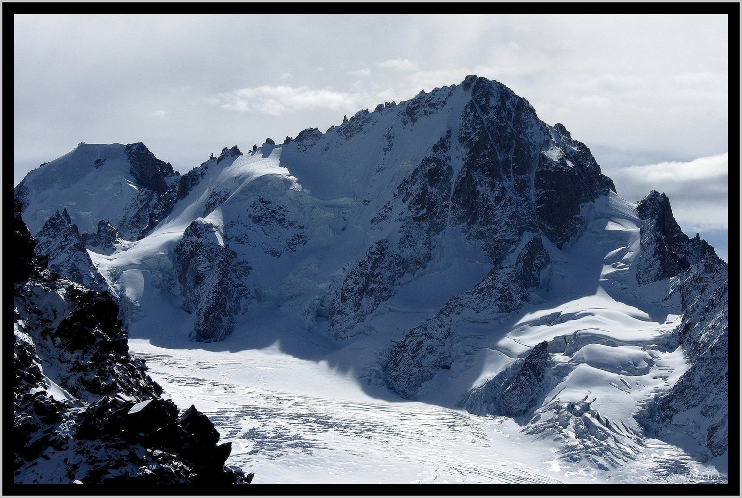 A gauche face Nord d'Argentière, fenêtre sup. du Tour, la Bosse, et l'arête Forbes parsemée de gendarmes