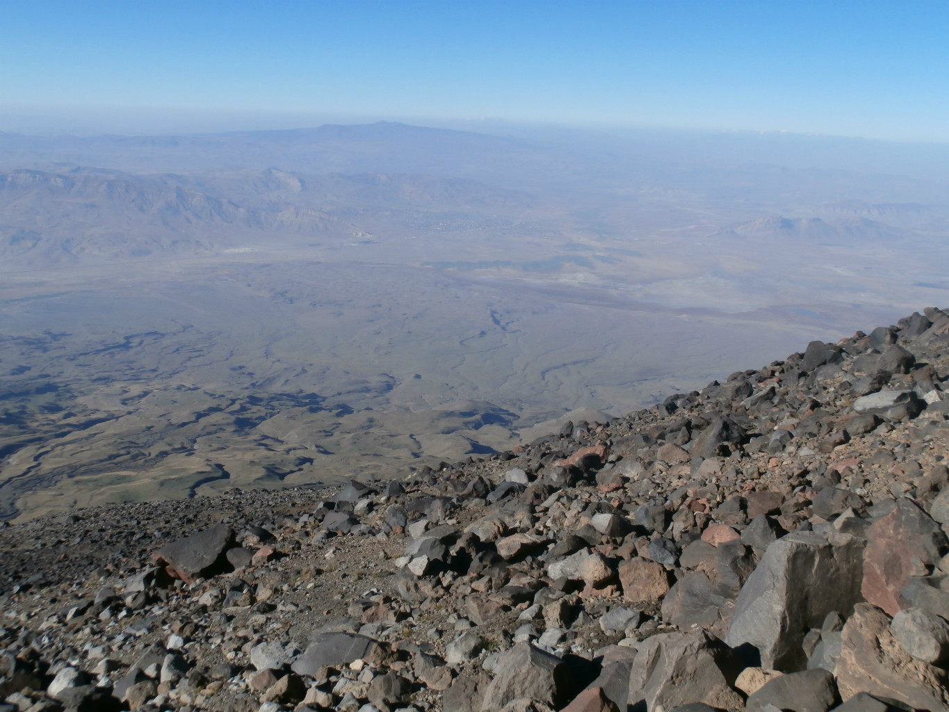 Au fond l'immense volcan bouclier du Tendürek Dagi (3660m)