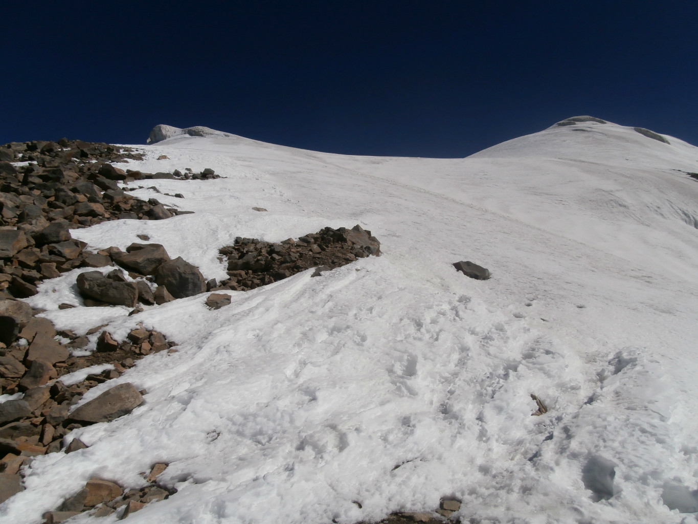 On voit presque le sommet à droite, et l'on chope effectivement le glacier vers 4950m