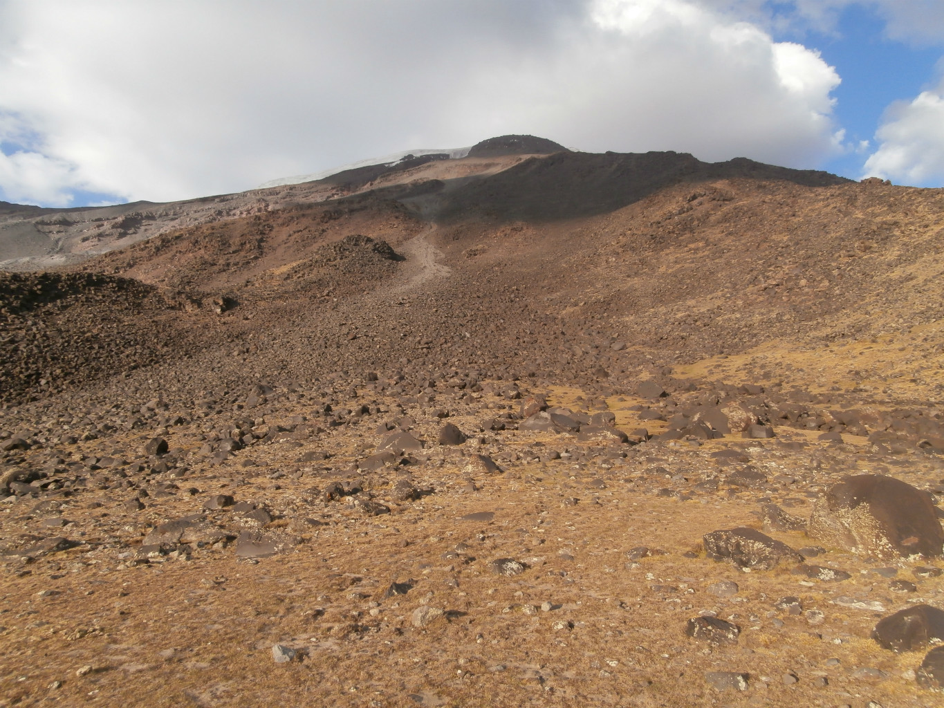 Le camp de base à côté de l'épaule qui monte au sommet