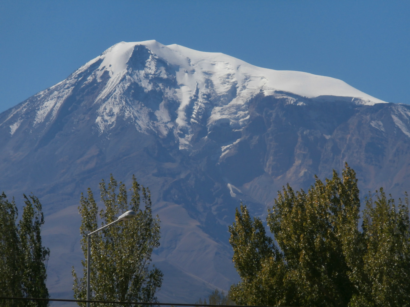La face Nord depuis Aralik. Arménie, Iran, Turquie et enclave Azeri se trouvent par là