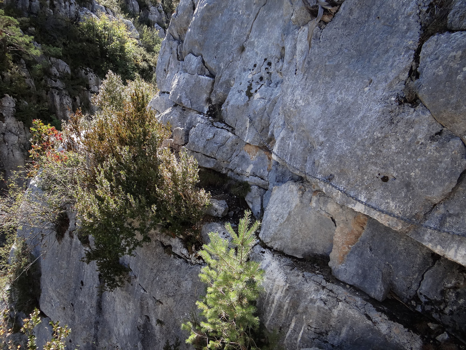 La sente équipée par endroits dans la gorge