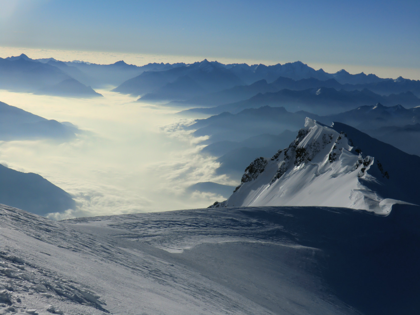 Mont Blanc vue coté Italie sous la mer de nuage