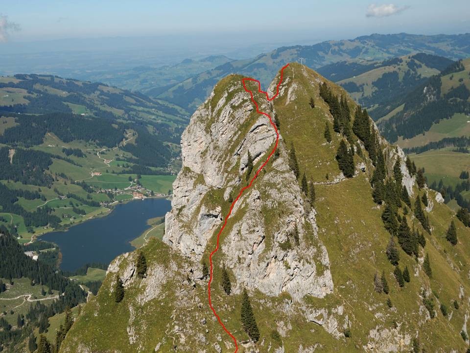Descente escarpée de la Spitzflue vue de la Fochsenflue