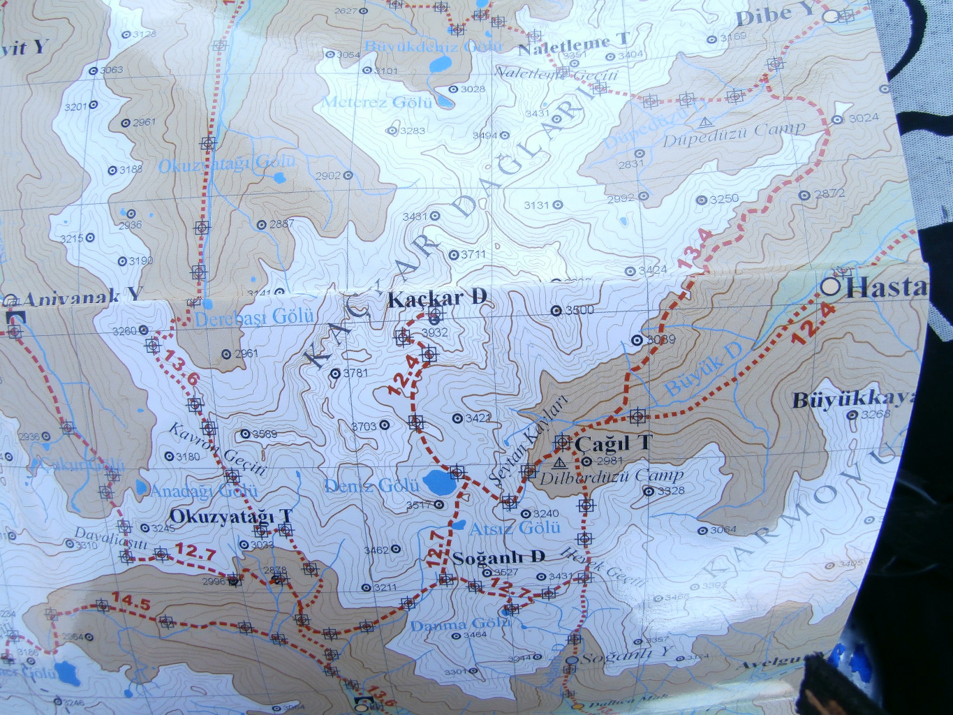 Olgunlar est à droite de Hasta sur la carte