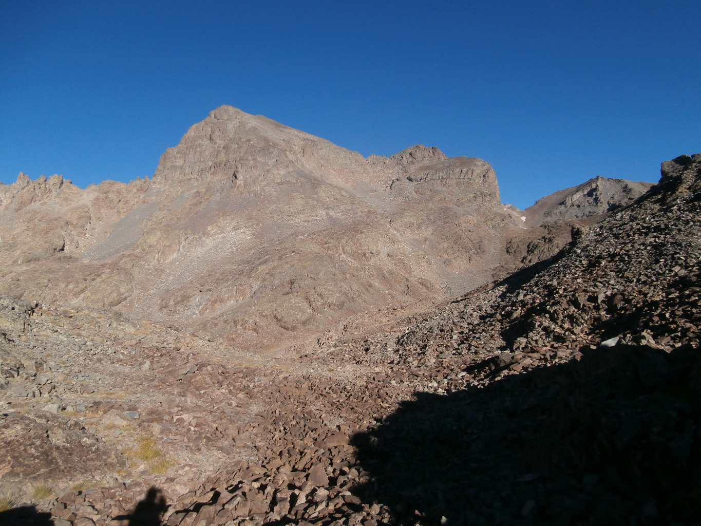Le col est sous le minuscule nevé