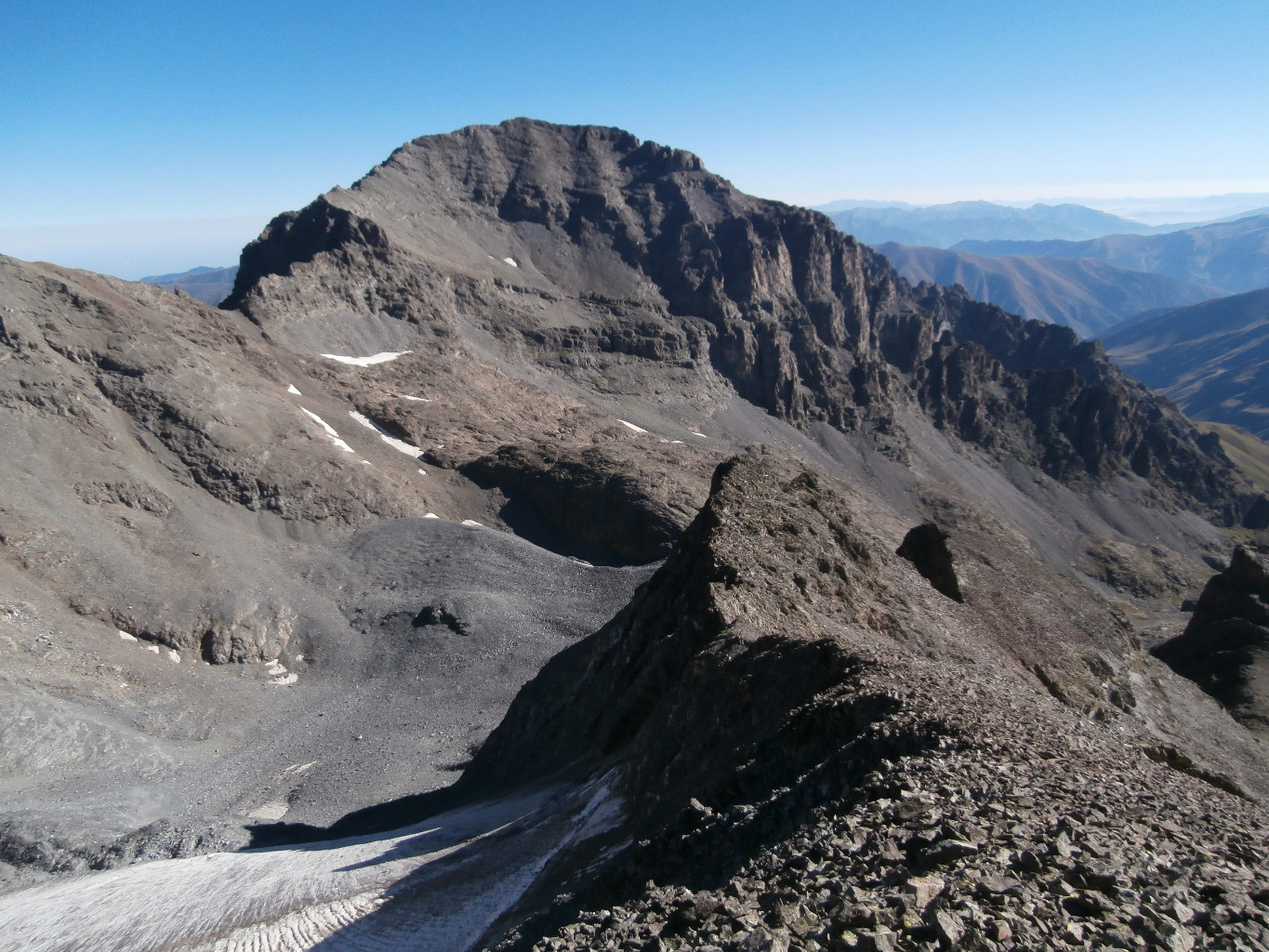 Le Kaçkar vu depuis le sommet qui se trouve à gauche du col de l'itinéraire, notez la présence d'un glacier blanc, rare ici.