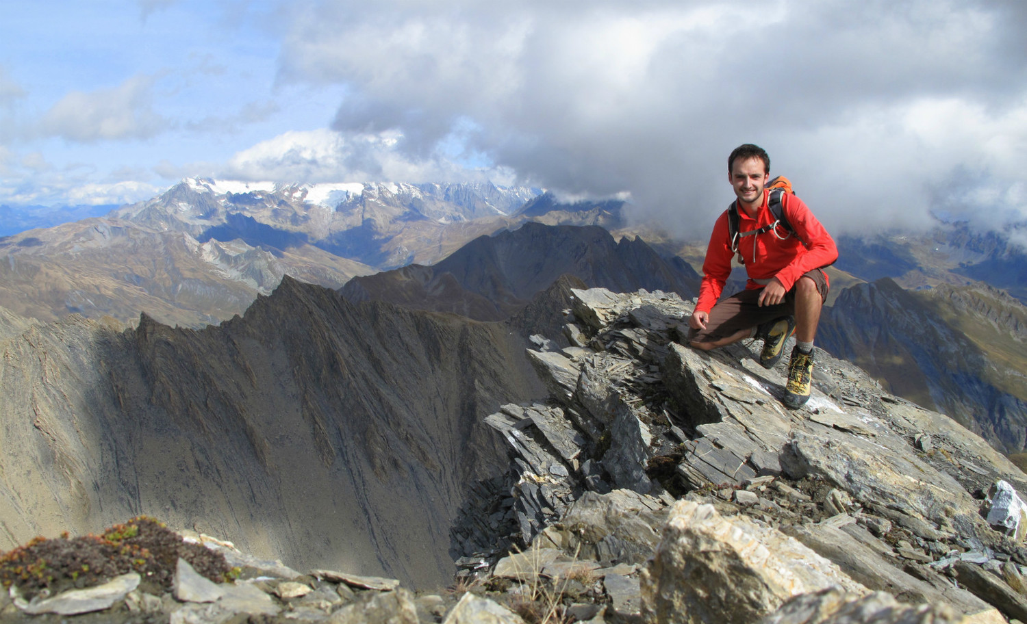 Au sommet du Roignais, face au Mont Blanc qui se cache derrière les nuages