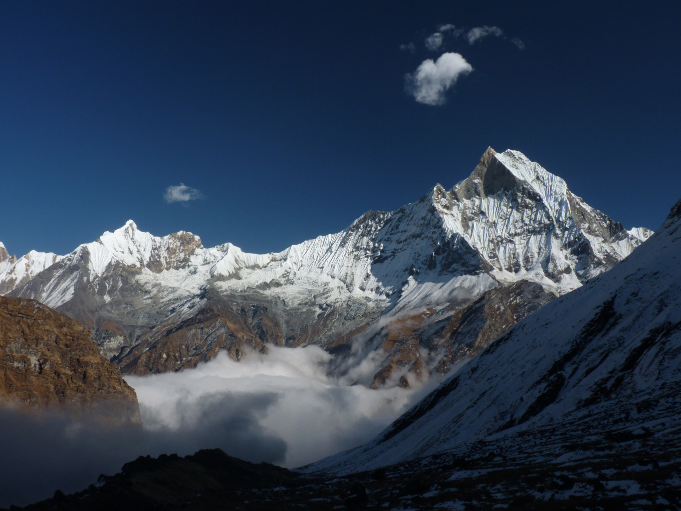 Nuages et Brumes sur le Macchapuchre depuis l'Annapurna Base Camp