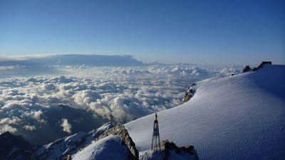 Lever de soleil au sommet du Mont Rose Lever de soleil au sommet du Mont Rose