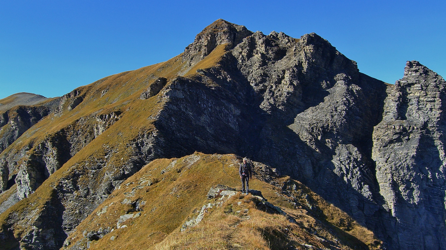 Descente tête de Villy: La cheminée en haut à droite puis plutôt dans l'herbe versant Diosaz