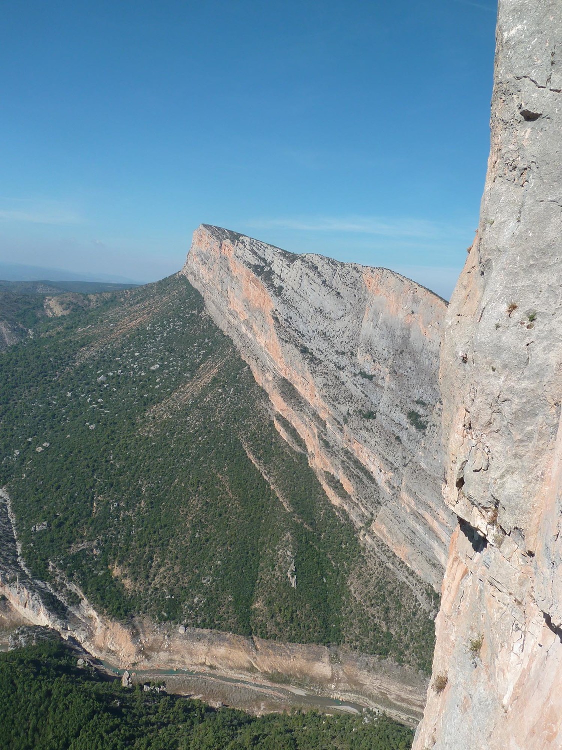 La paroi d'Aragin peut parfois naissance à quelques érections grimpesques
