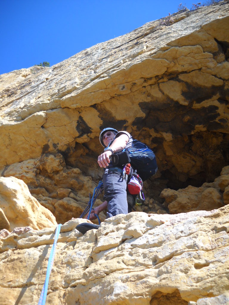 Patrick dans la grotte, relais.