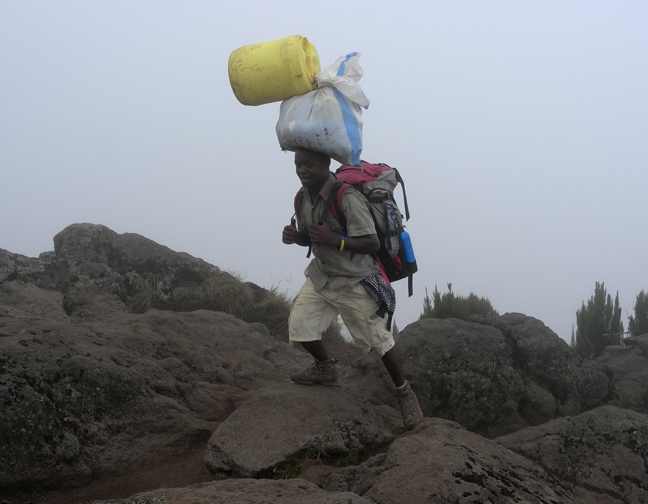 Porteur sur la voie Machame - Kilimanjaro - Tanzanie.