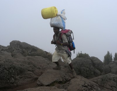 Porteur sur la voie Machame - Kilimanjaro - Tanzanie. Porteur sur la voie Machame - Kilimanjaro - Tanzanie.