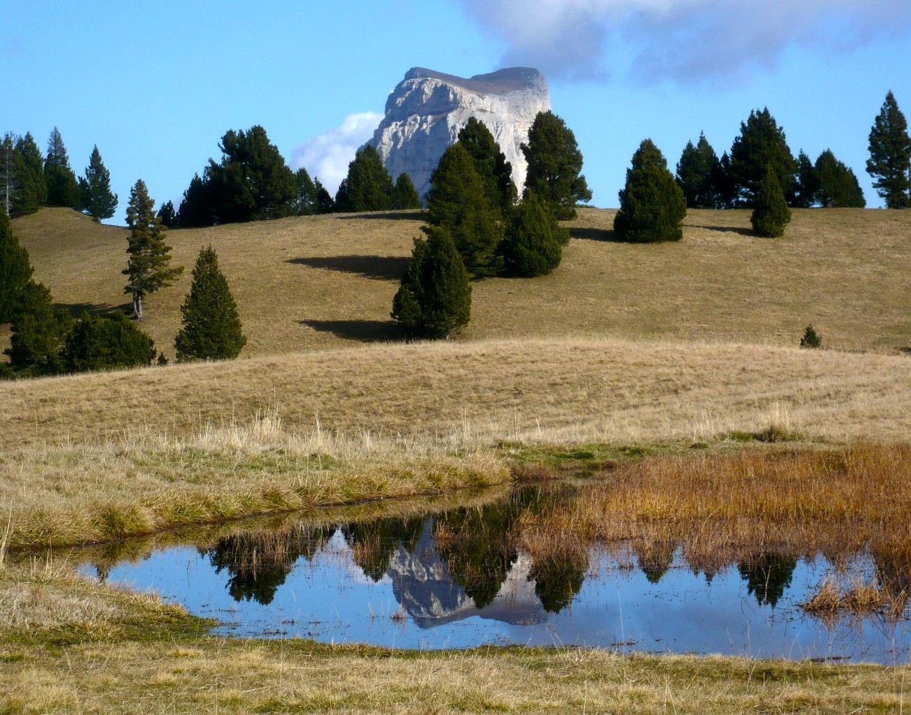 Le Mont-Aiguille se reflète sur les eaux de la doline du Pas de l'Aiguille.