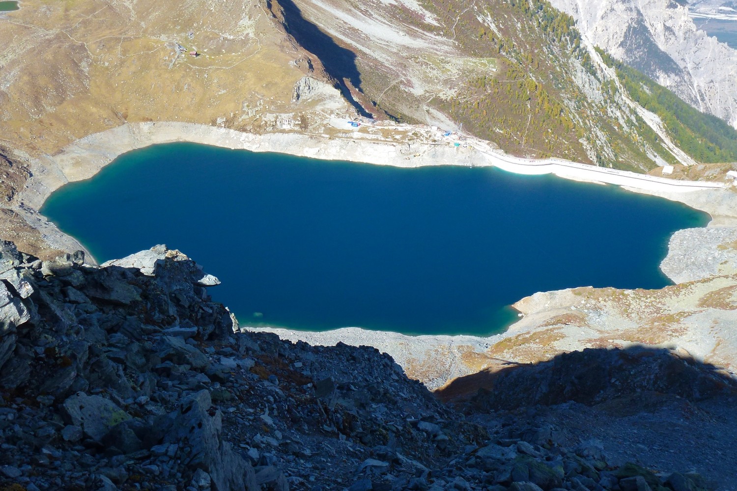 Lac barrage de l'Illsee au dessus de Chandolin.