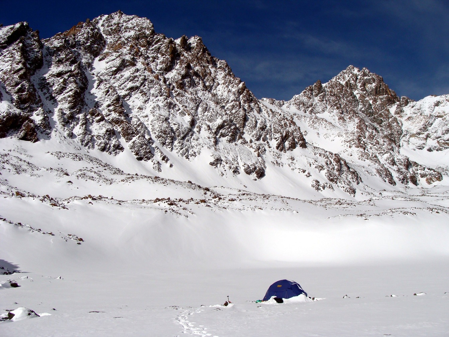 Campamento y cerro detrás