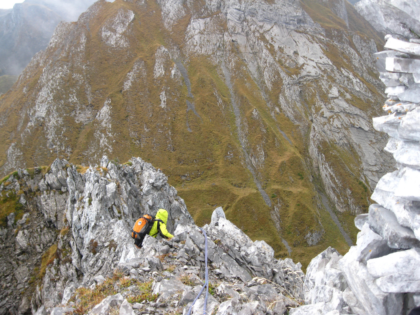 traverser des arrétes sous la pluie