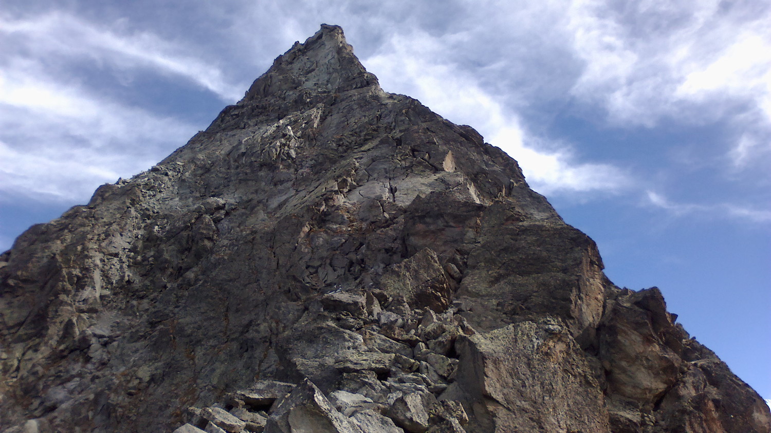 Descente de l'arête SW de la petite dent de Vesivi
