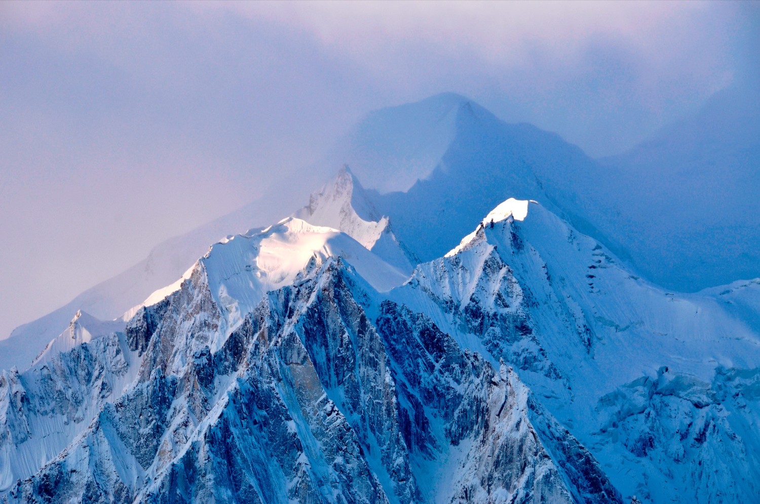 lumière du soir sur les glaciers vue du bivoic, Rush Pari, Pakistan.
