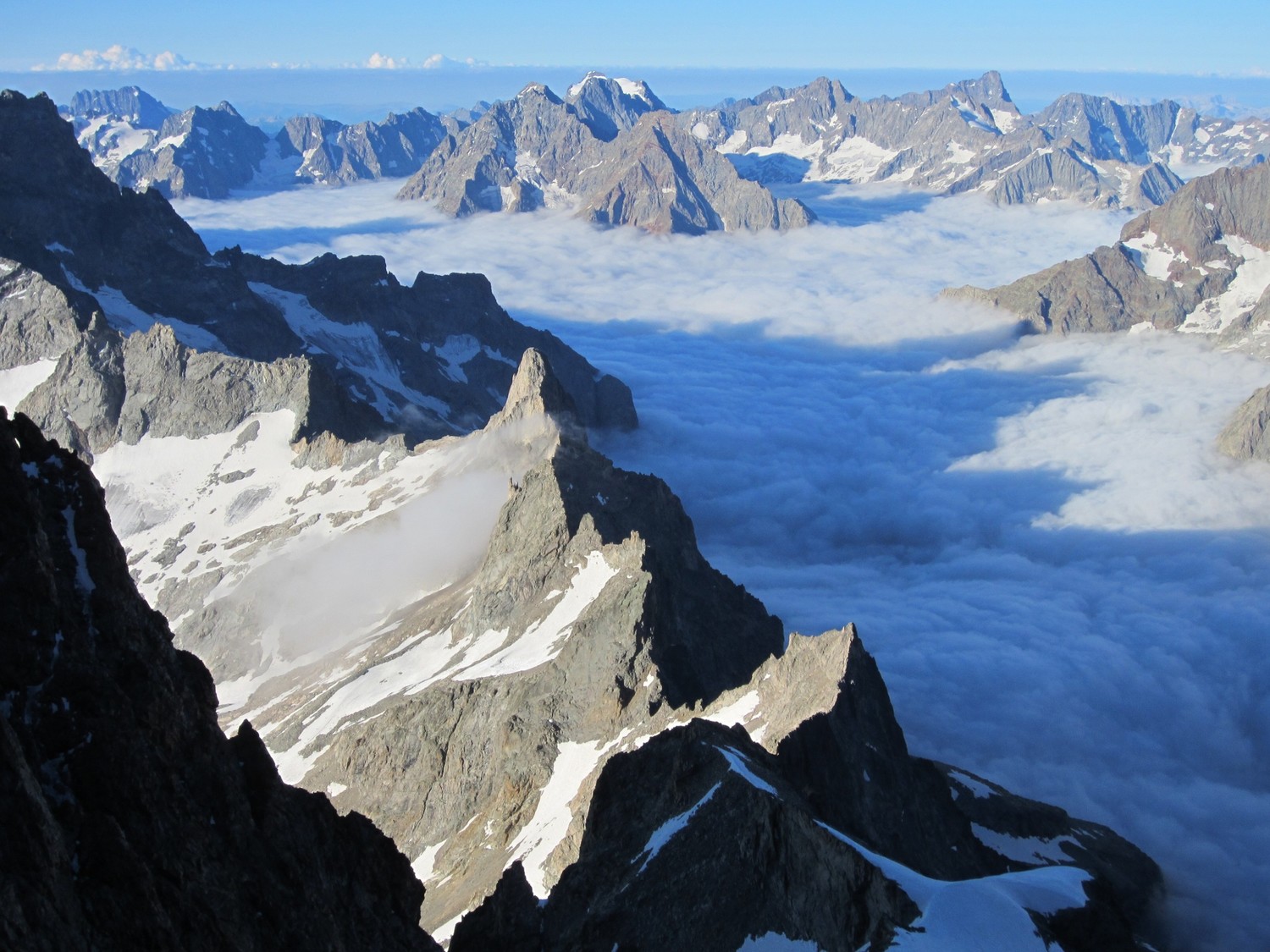 Pic nord des cavales au dessus des nuages, La Bérarde en dessous...
