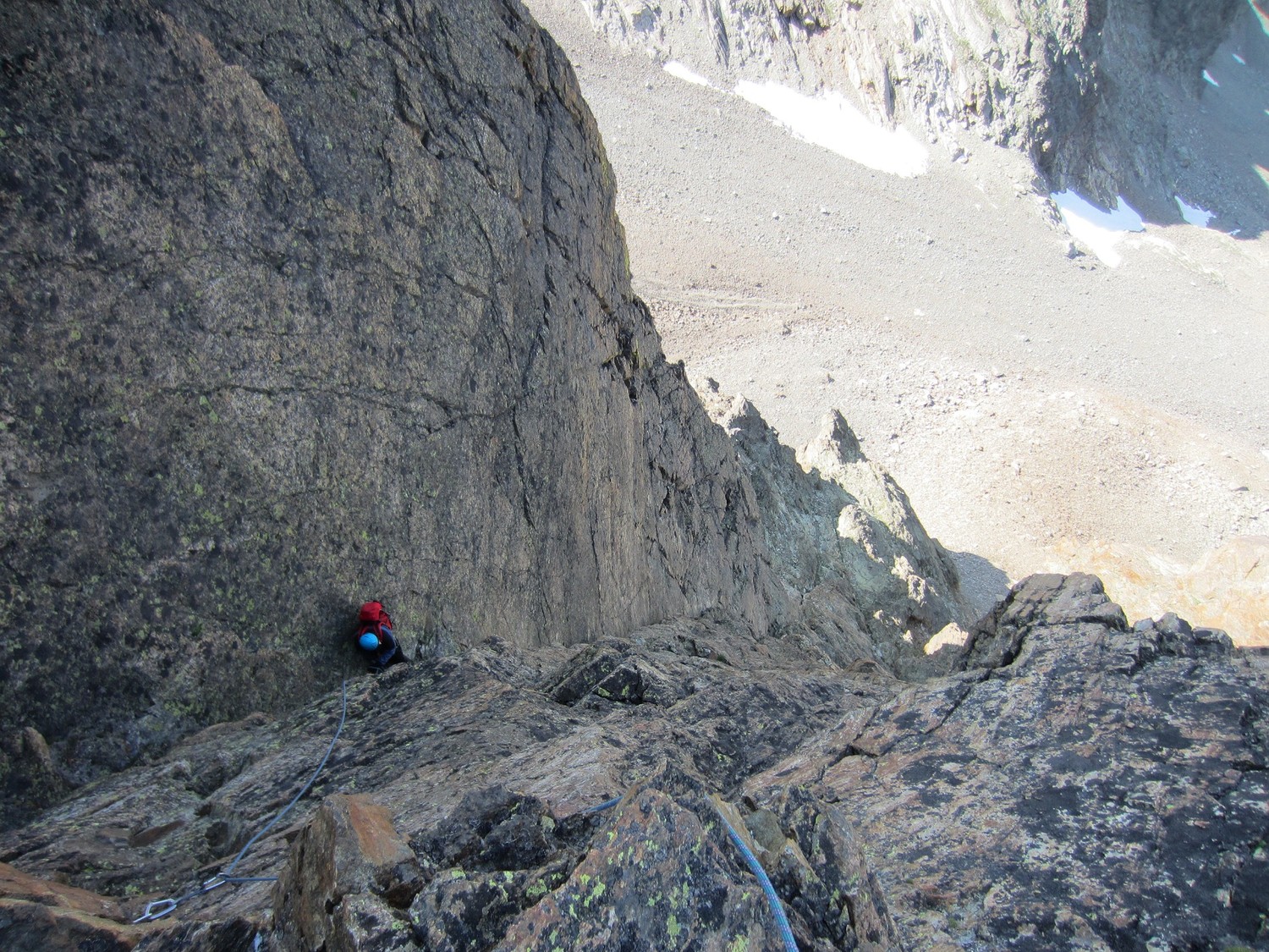 Dans la fin du diedre de l'arête W de la tête des Fetoules