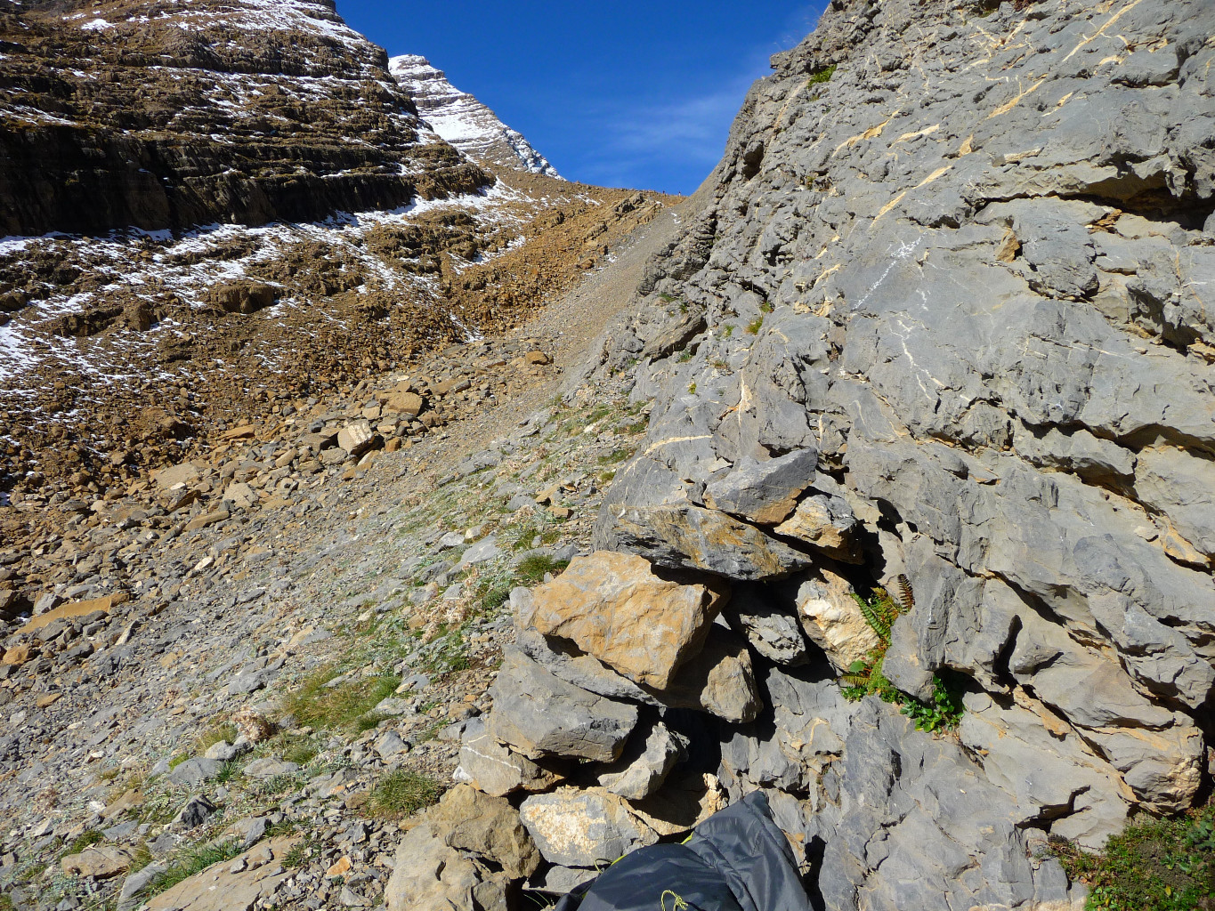 le cairn de départ et sa flèche