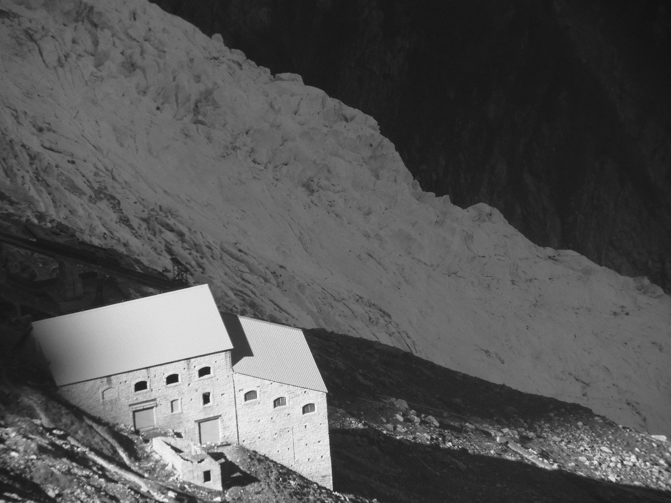 Ancienne gare téléphérique des Glaciers sur fond de Glacier des Bossons