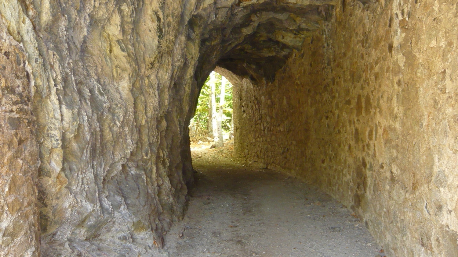 Tunnel sur la voie Formentere/Rapaloum
