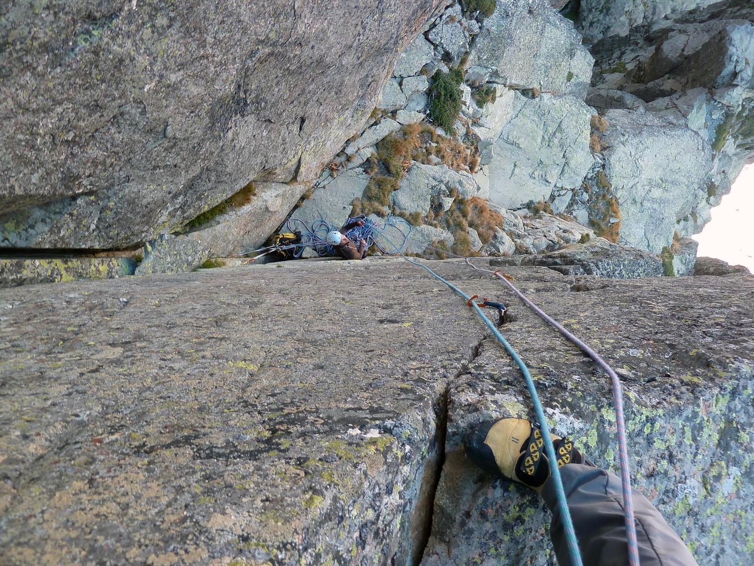 Vue sur le relais au pied du pas en 6b (Comida Para Puoños )