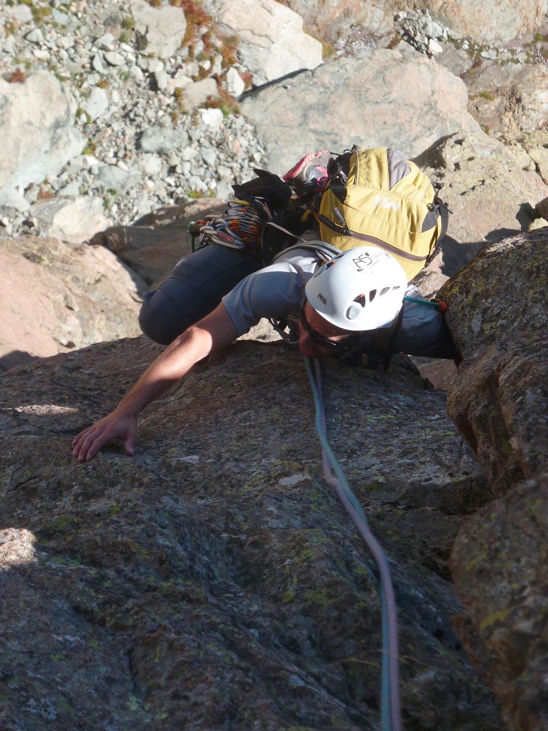 C'est moi ou le sac à dos est plus gros que le bonhomme ???!!! (un inconnu dans L2 en sortie du passage en 6b)