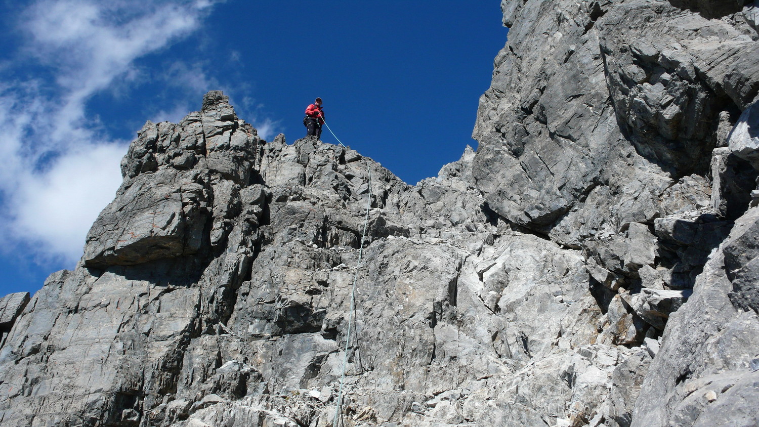Au dessus d'une cheminée dans le début de la descente de la paroi rocheuse
