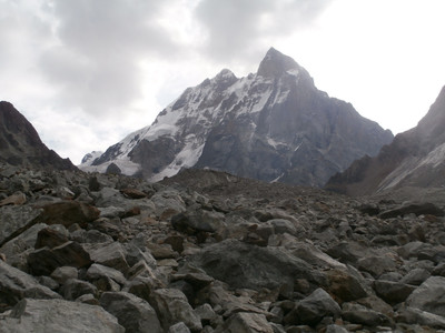 Face Nord-Ouest depuis le glacier de l'Ushba Face Nord-Ouest depuis le glacier de l'Ushba