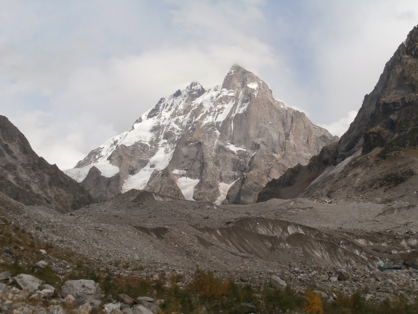Avec le front du glacier Ushba