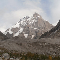 Avec le front du glacier Ushba