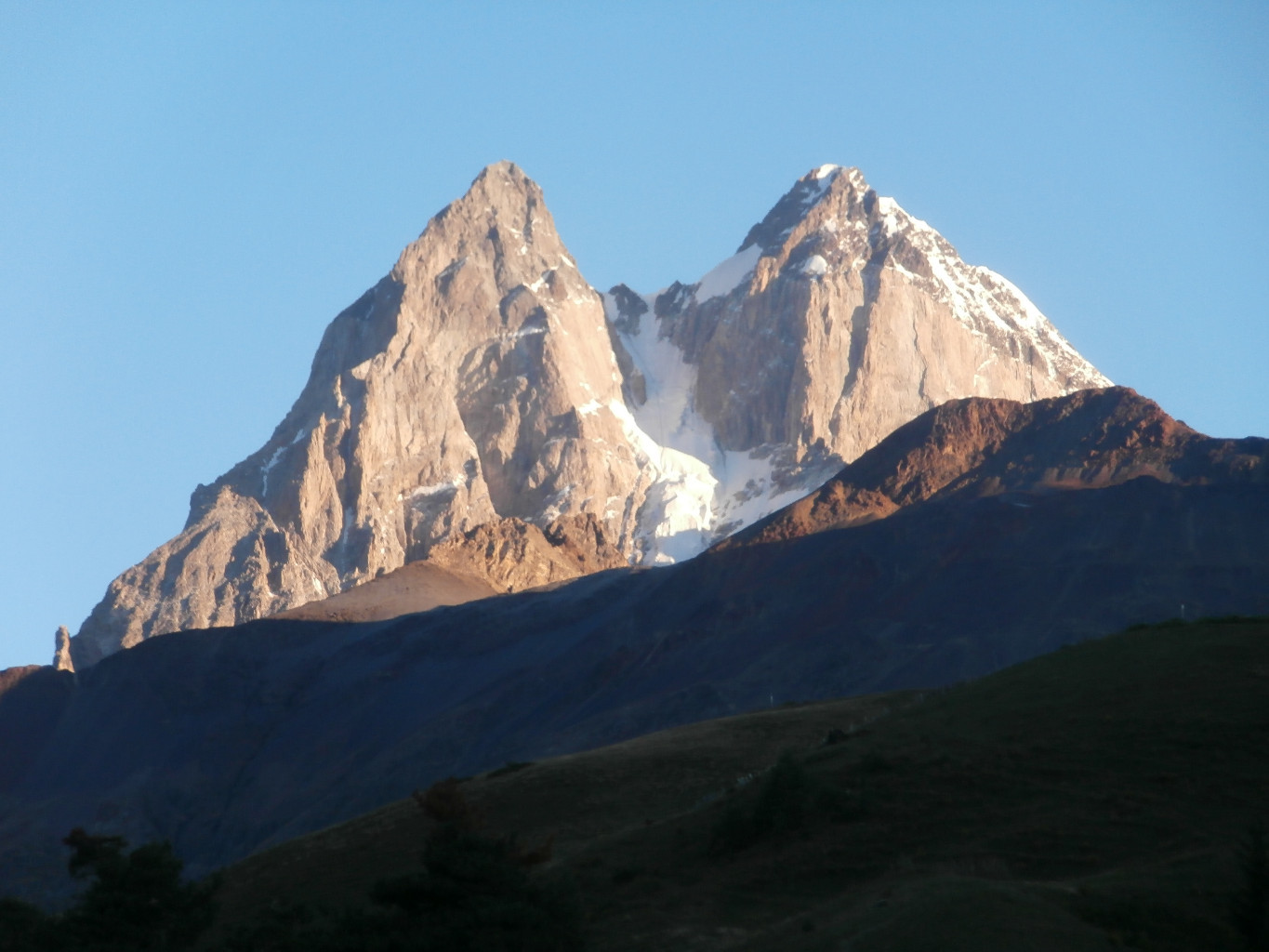 A droite, au soleil, le sommet plat qui est le belvédère. oui l'Ushba est immense!