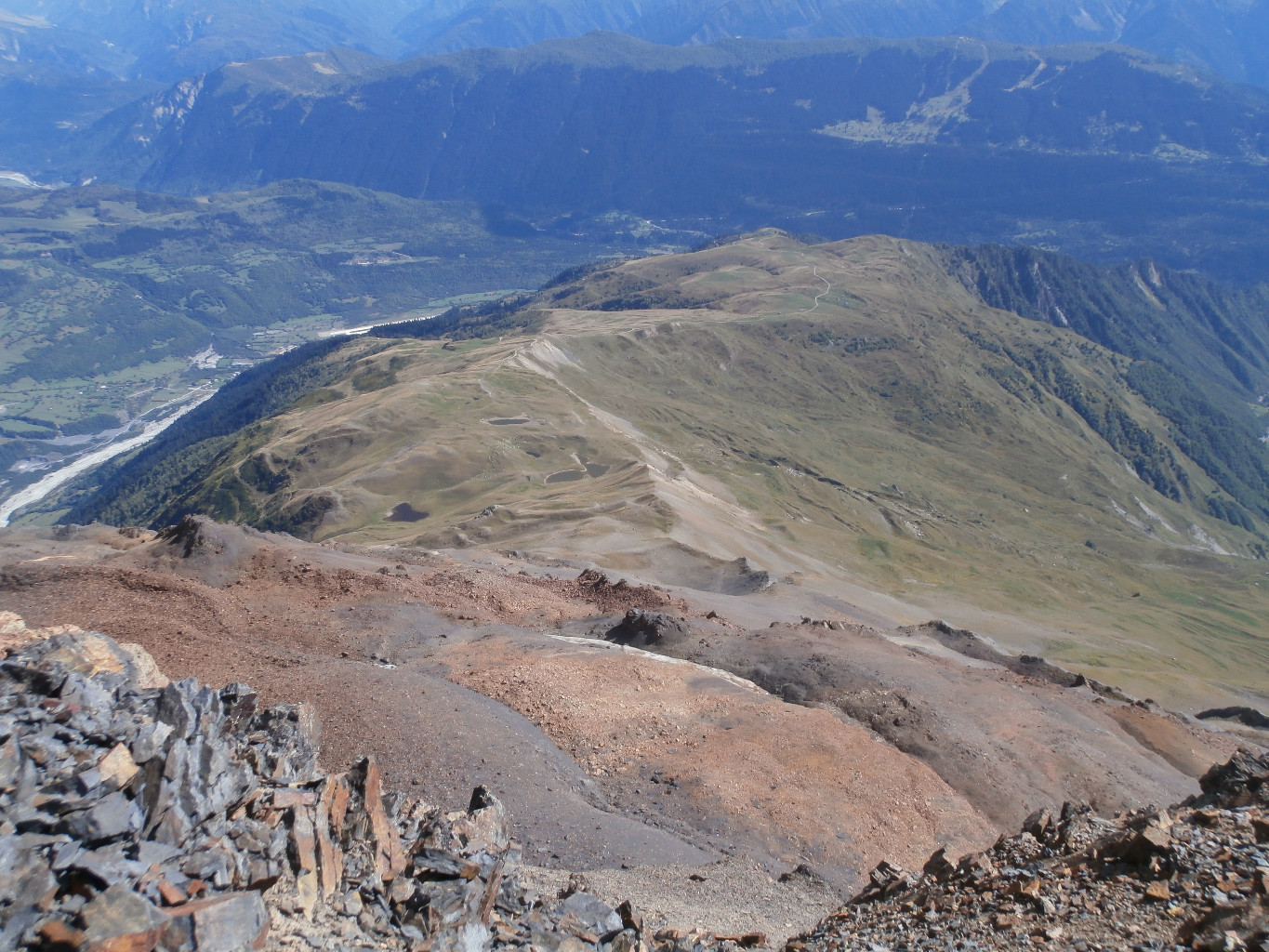 A gauche dans la vallée le petit aéroport de Mestia, plus prêt les lacs + la piste allant à la croix. Plus loin dans l'axe la trace du télésiège