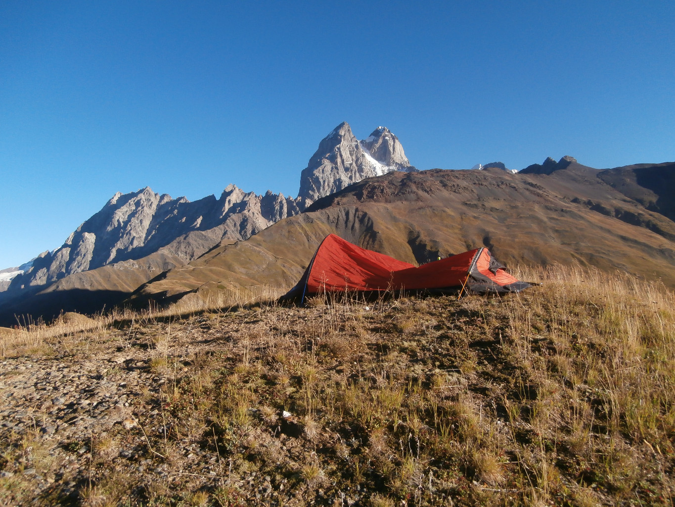 En poursuivant au village de Mazeri on passe au col Gul et vers le sommet Gul à 2950m moyen de faire dodo.