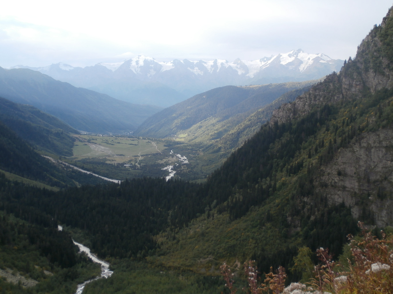 La vallée de Mazeri, au fond la chaîne de Svanétie avec le Laila le plus haut (le seul 4000) , à droite