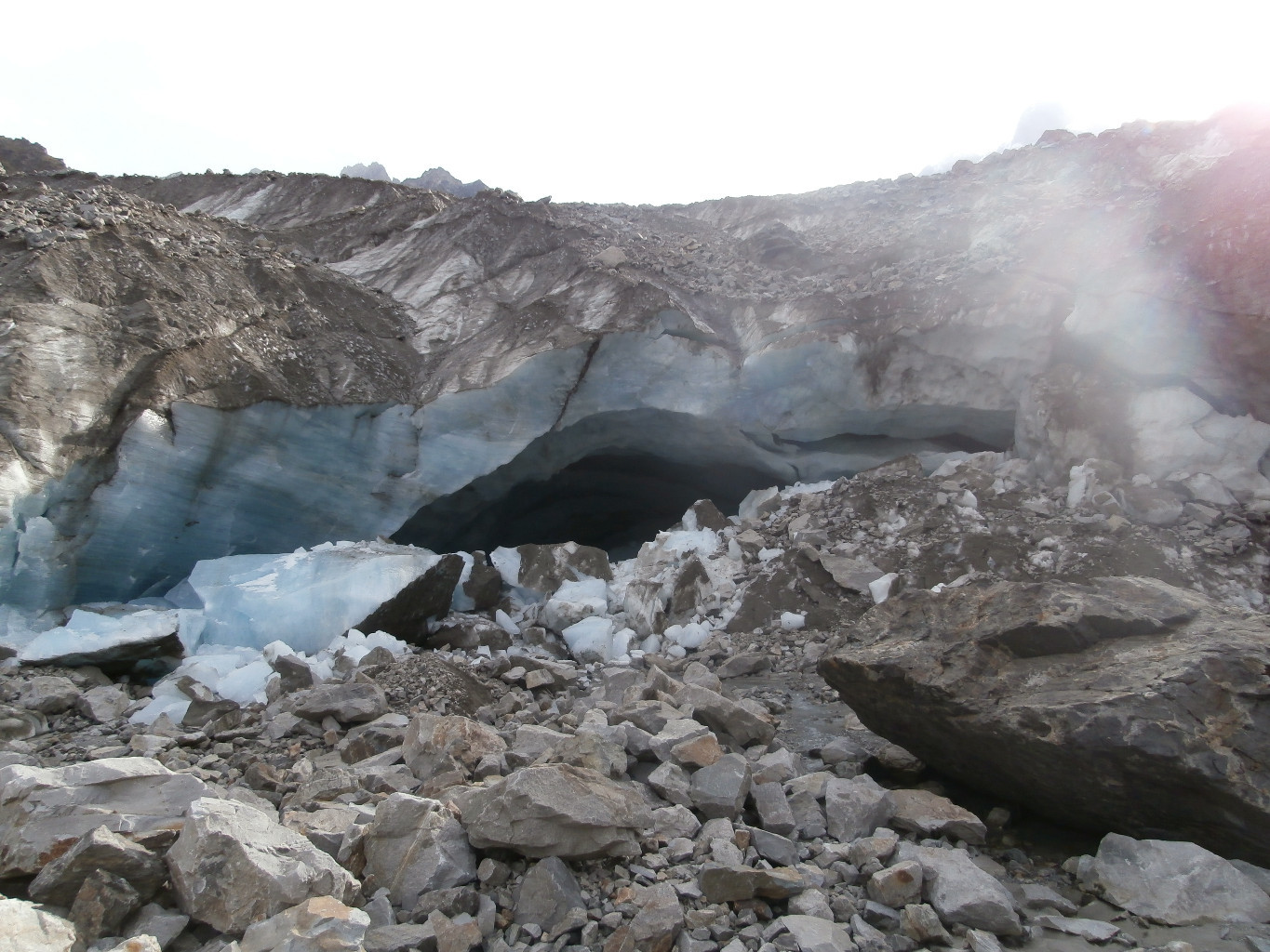 La voute fait bien 4m de haut et par un trou au-dessus des dizaines de litres de flotte sont parfois évacué. Bref prudence. Sept. 2012