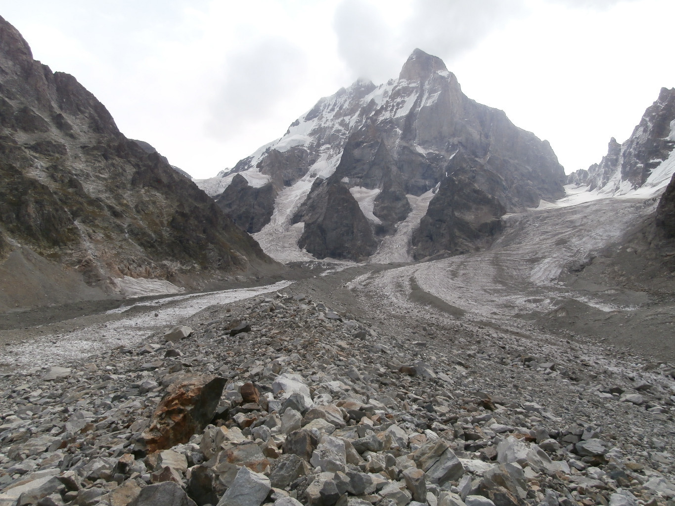 Reste plus qu'à suivre la moraine médiane!