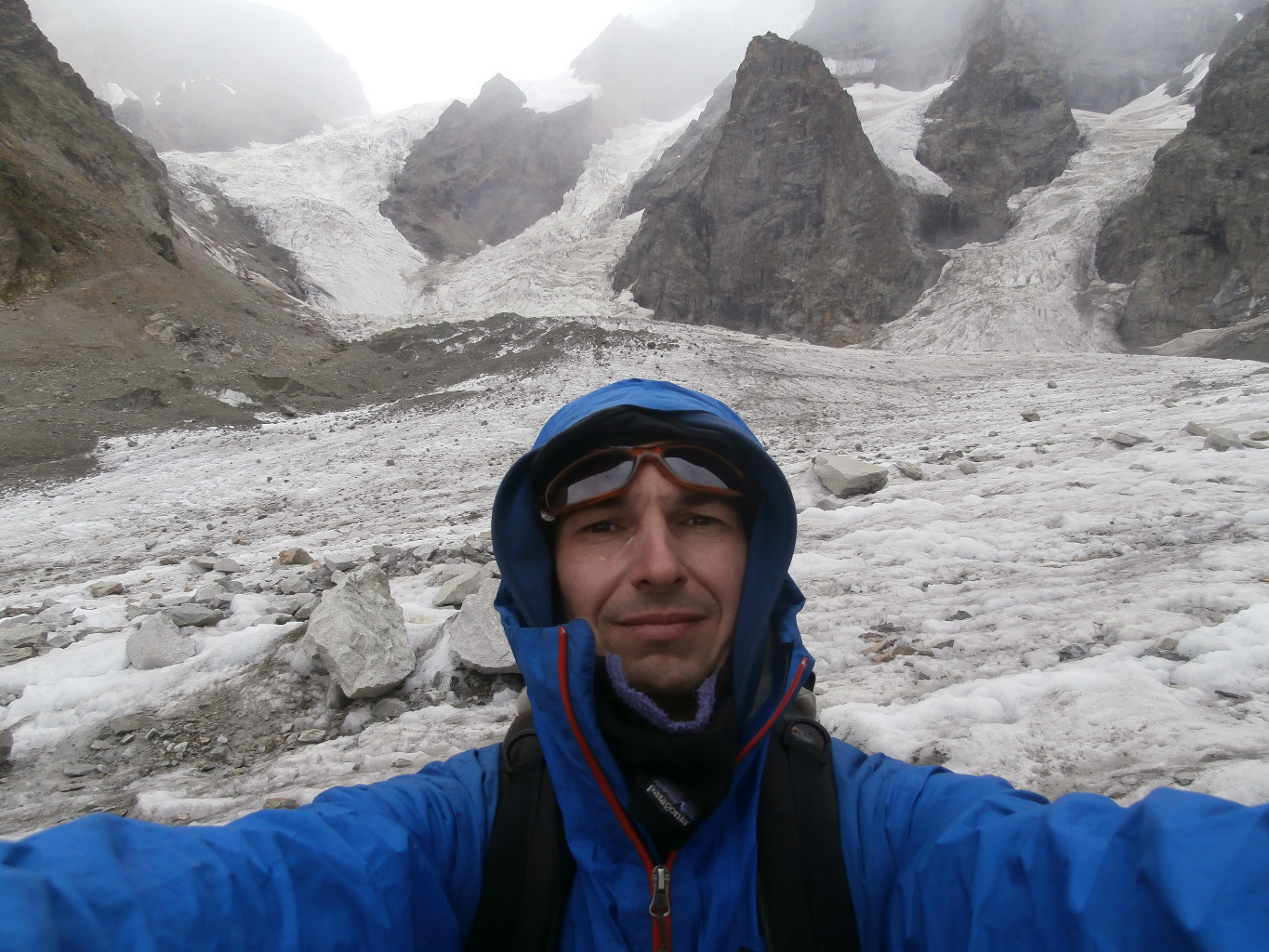 J'suis pas malheureux mais ça caille un peu! Et j'attend la prochaine chute de sérac.