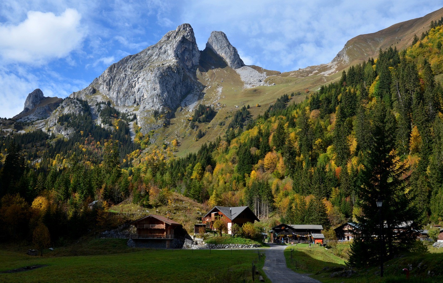 le hameau de Taney 1415m, et les Jumelles