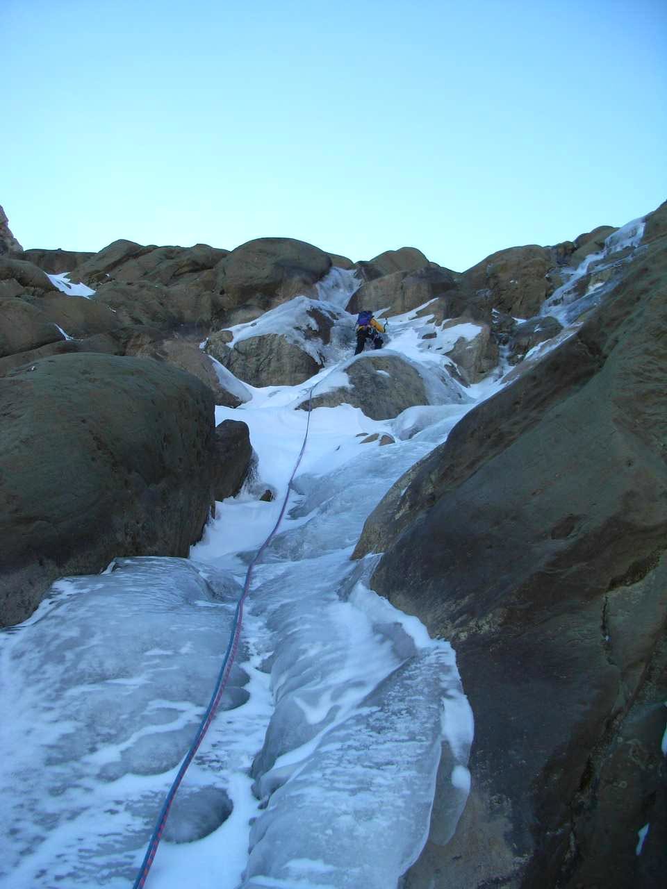 Ice dans le ruisseling sur le torrent sous le col de Sarradets