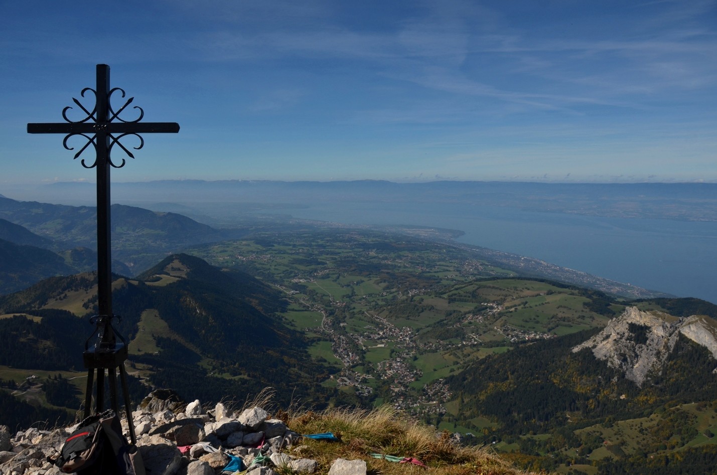 Croix de l'antécîme de la Dent d'Oche, village de Bernex, lac Léman
