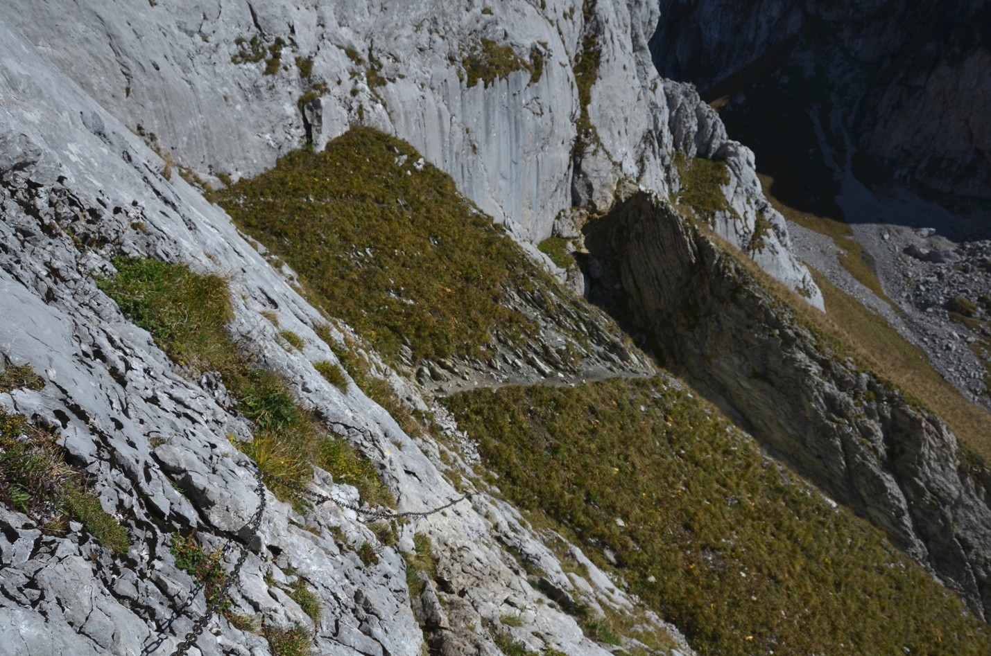 passage ludique avec chaînes et dalles, bas de la descente face S de la Dent d'Oche