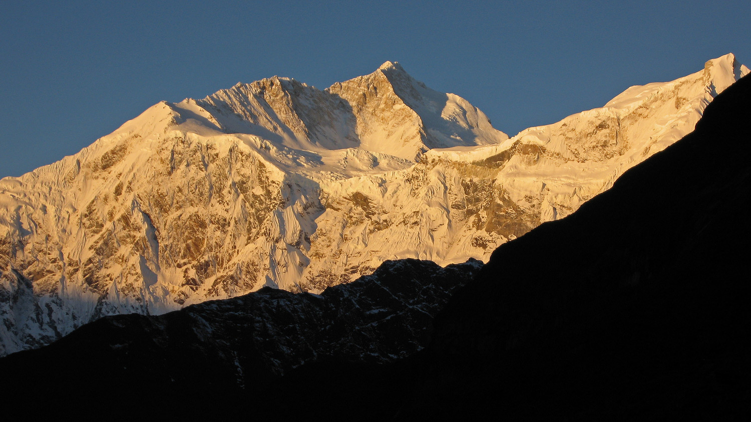Tibet , vallée de Kangshung, lever de soleil sur le Makalu (8481m) et le Chomo Lonzo (7804m)